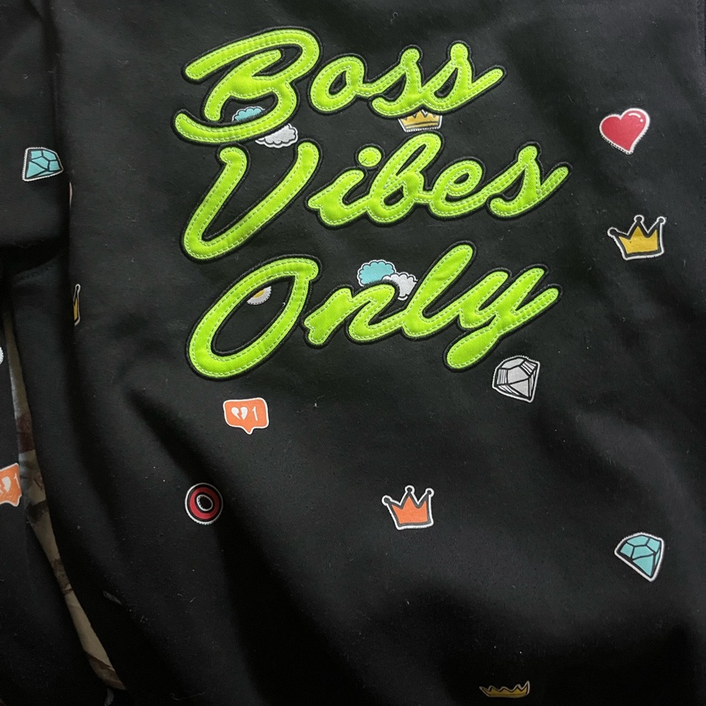 New condition sweater - Picture 3 of 5